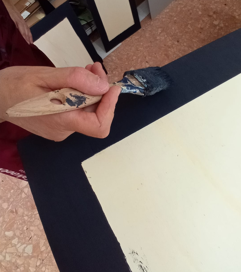 Preparazione cornice per quadro